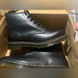 Dr. Martens 101 YS black boot
